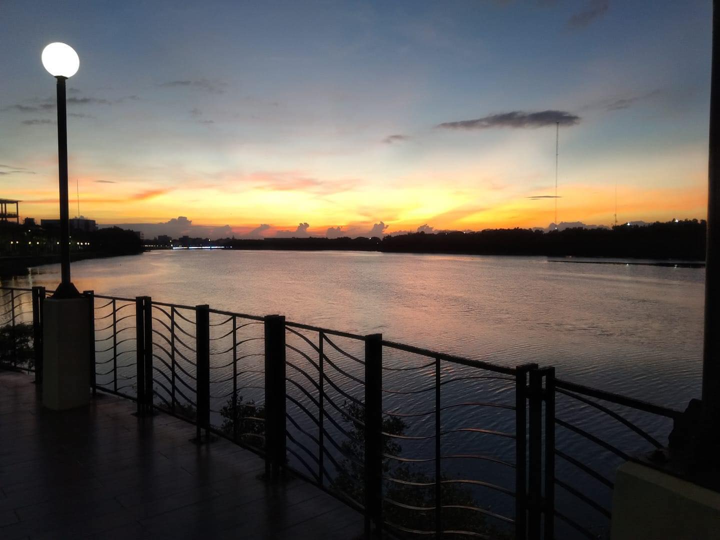 Iloilo-River-Esplanade-Sunset-Peoplesdomain
